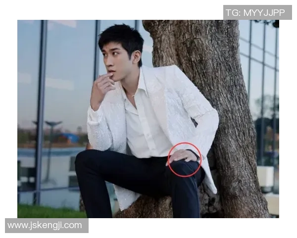 足球明星甜蜜约会逛街视频曝光引发粉丝热议与羡慕 足球明星甜蜜约会逛街视频曝光引发粉丝热议与羡慕