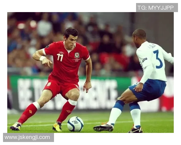 贝爷足球明星后卫的传奇之路与球场背后的故事揭秘 贝爷足球明星后卫的传奇之路与球场背后的故事揭秘