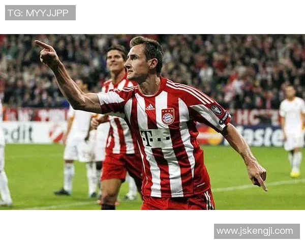 足球明星克洛泽精美摆件图片展现其传奇风采与运动精神 足球明星克洛泽精美摆件图片展现其传奇风采与运动精神