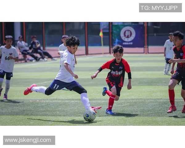 陪父母一起欣赏足球明星的精彩瞬间与温馨回忆